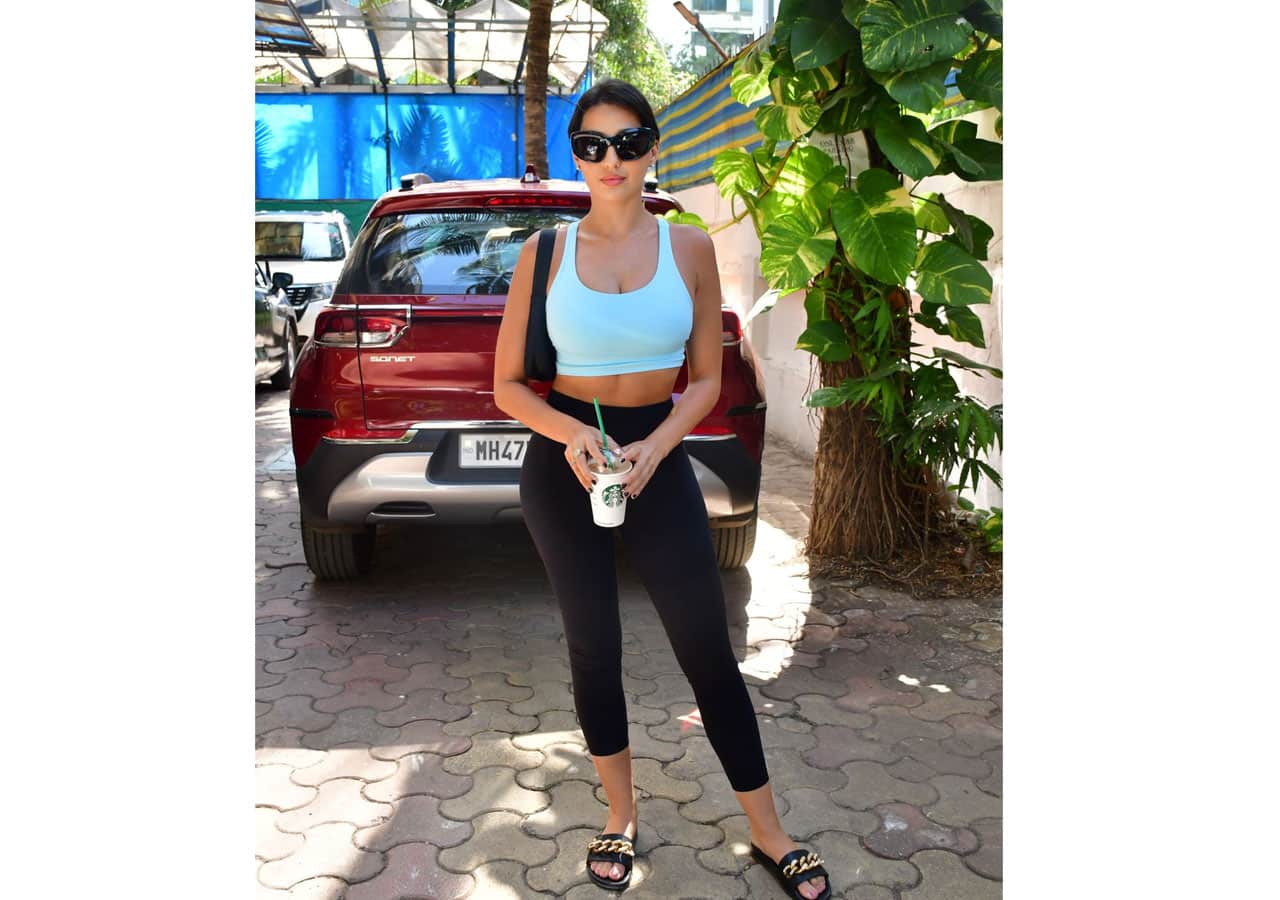 Nora Fatehi goes all chic