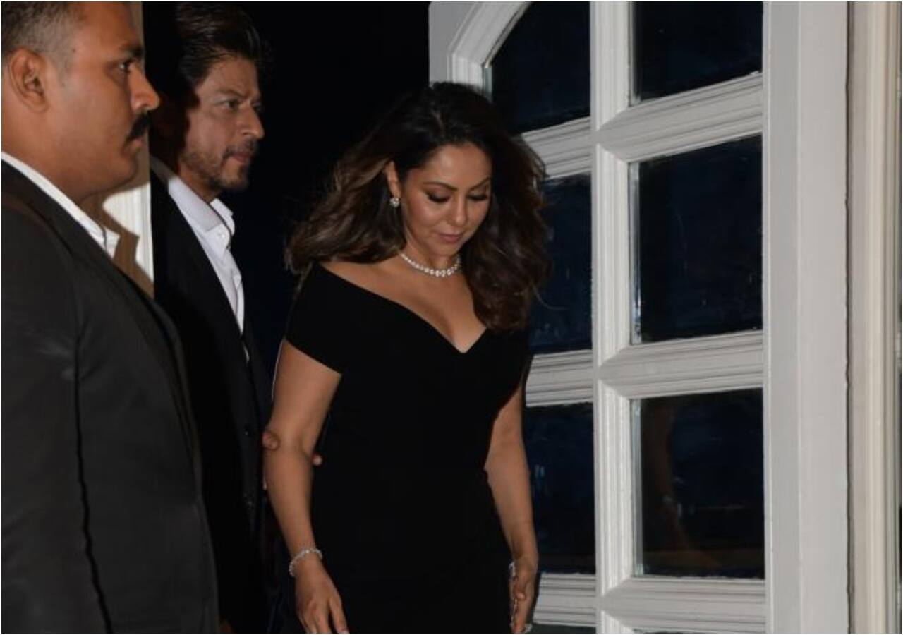 बीवी के साथ स्पॉट हुए शाहरुख खान | Shah Rukh Khan ने बीवी गौरी की बुक को किया ग्रैंड लॉन्च, अपनी बेगम को रानी की तरह लेकर पहुंचे किंग खान Photogallery at