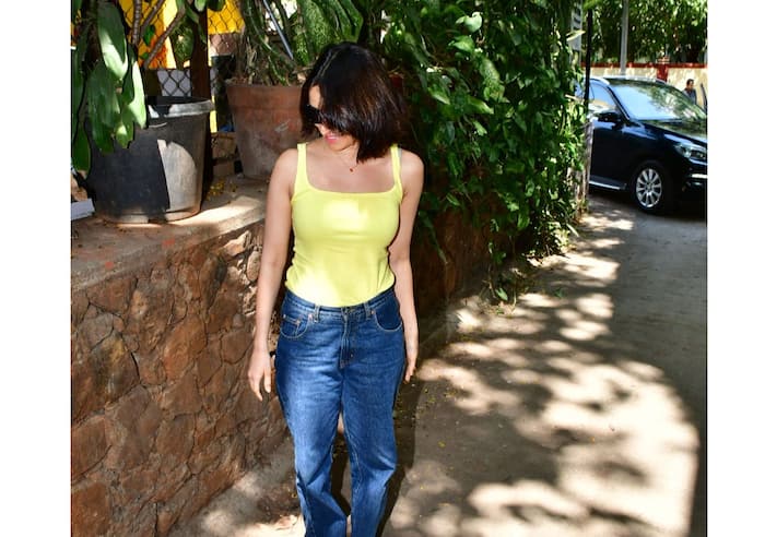 पैप्स को एवॉइड करती दिखीं श्रद्धा कपूर