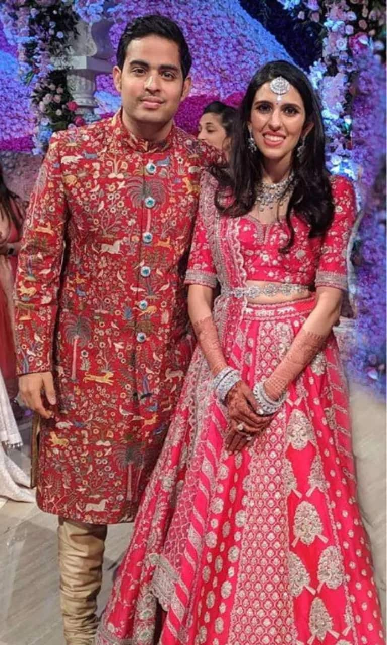 Shloka Mehta and Radhika Merchant glow in elegant outfits at Manish  Malhotra's Diwali bash - India Today