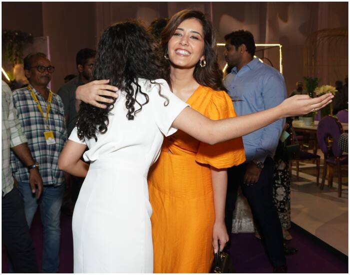 राशी खन्ना ने लगाया सितारा को गले