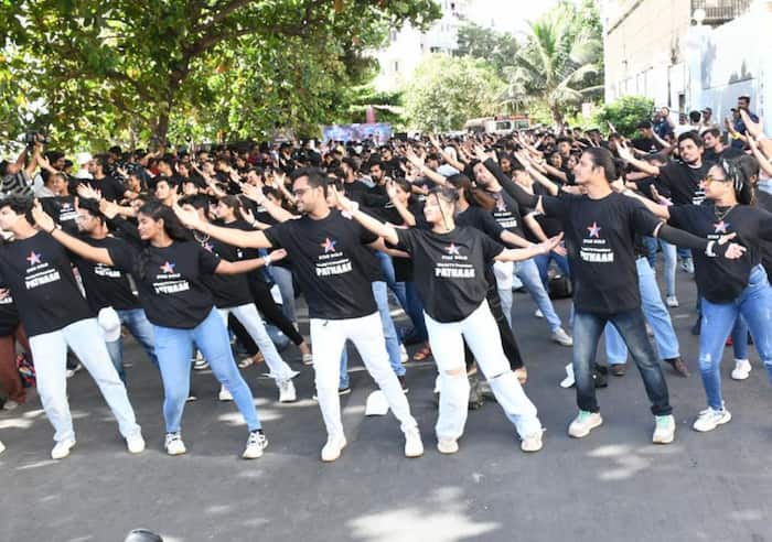Shah Rukh Khan fans pay him tribute with his iconic pose 