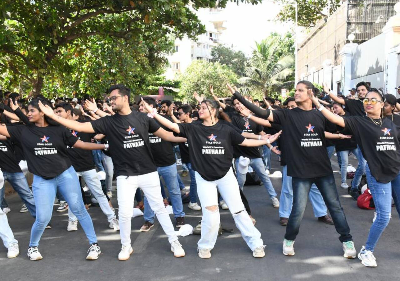 Pathaan TV premiere: Shah Rukh Khan joins his fans as they enter ...