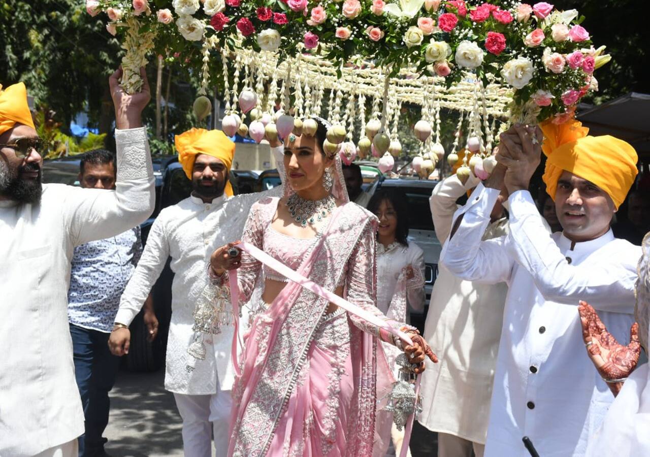 दुल्हन के लुक में बहुत प्यारी लग रही हैं सोनाली