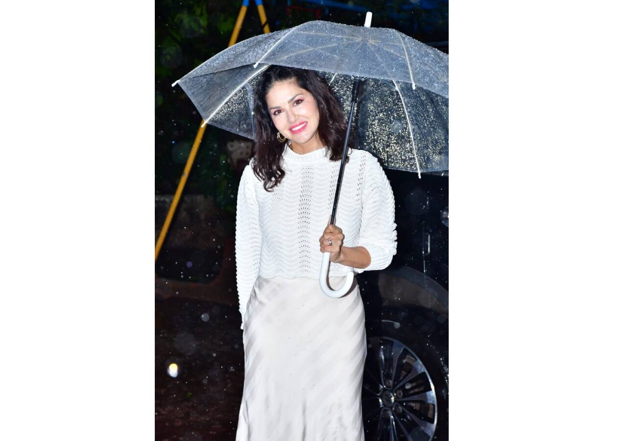 मुंबई की बारिश में छाता लेकर निकलीं Sunny Leone, क्यूटनेस पर फिदा हुए लोग