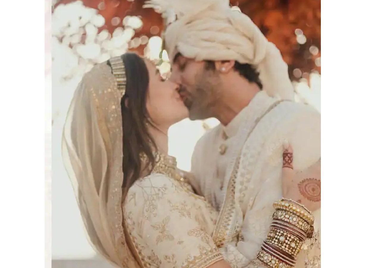 Alia Bhatt-Ranbir Kapoor kissing pics