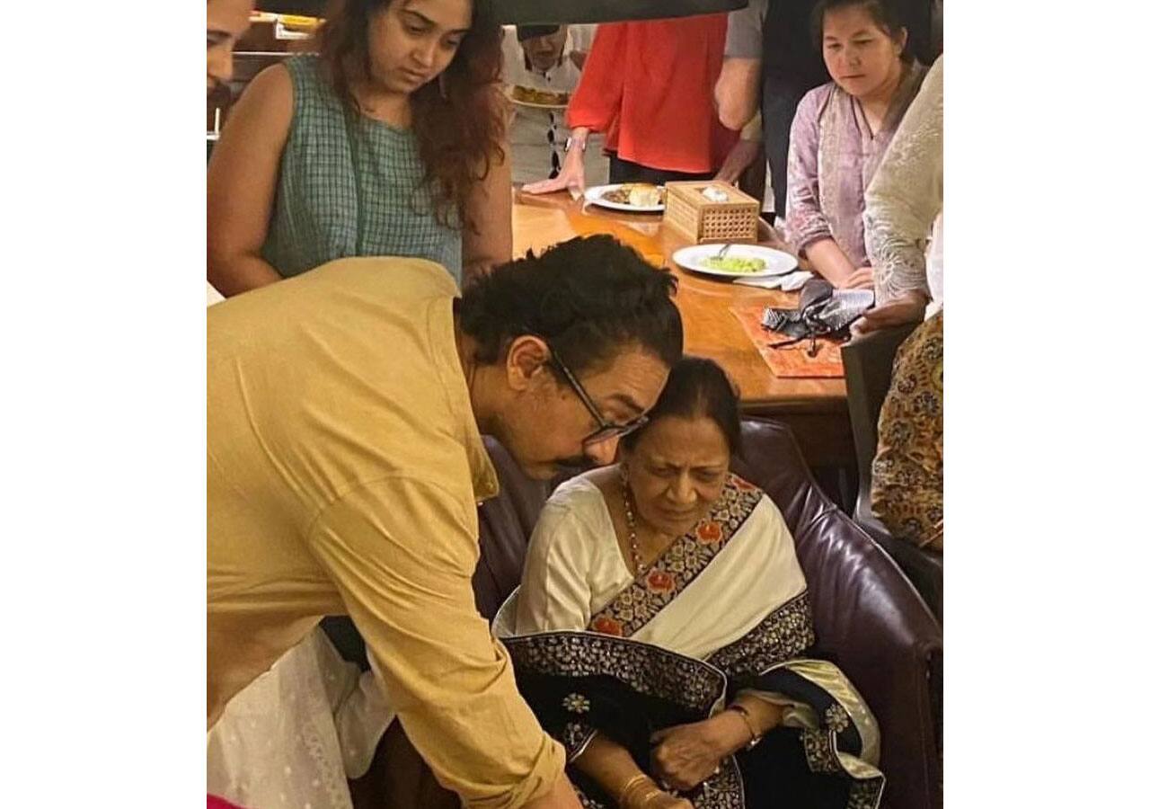 आमिर खान ने कटवाया मां के बर्थडे का केक