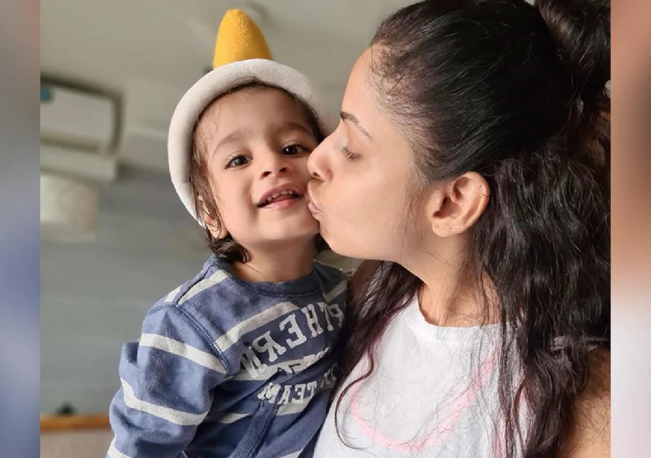 Chhavi Mittal for kissing her kids