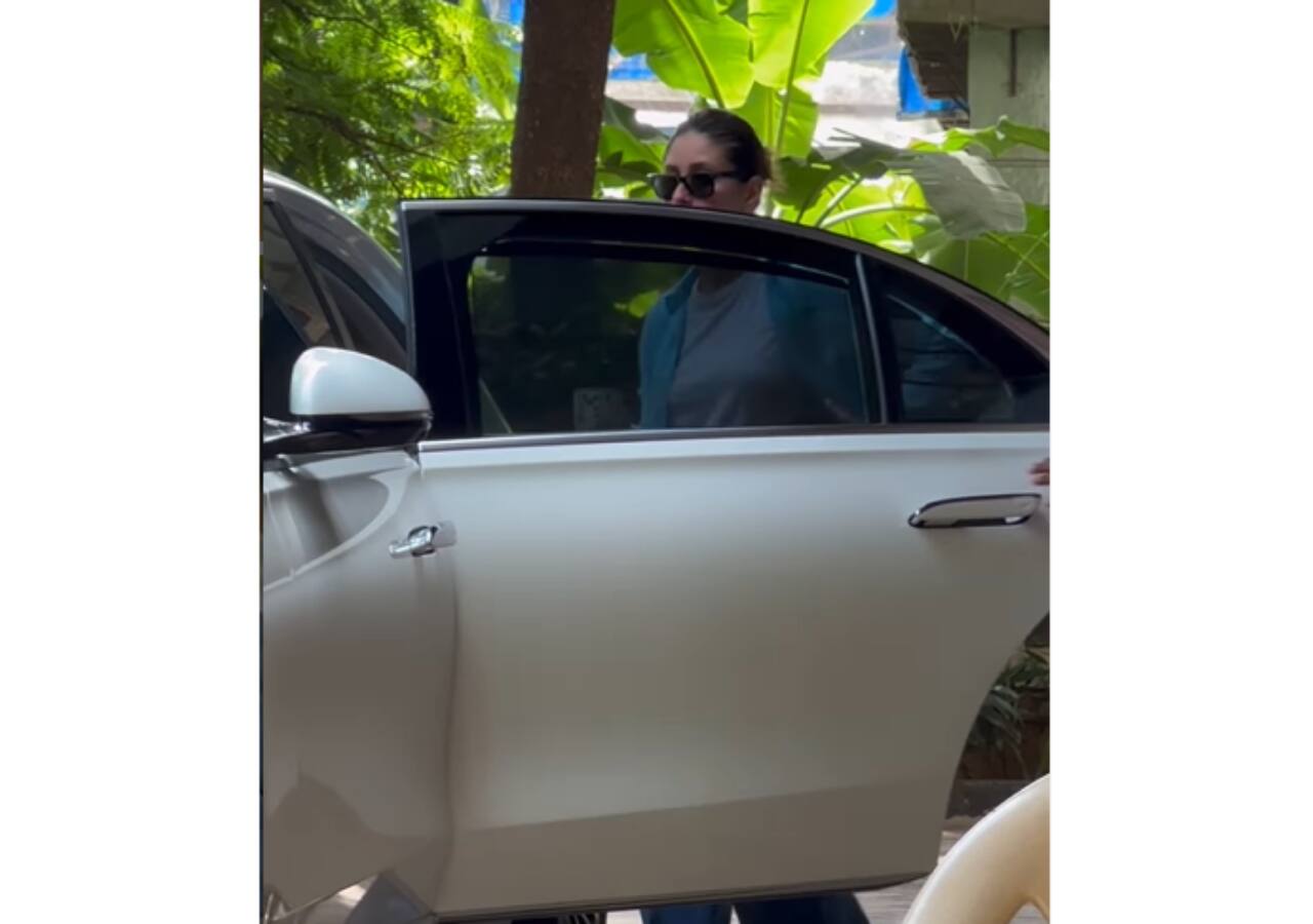कार का गेट खोलती नजर आईं करीना कपूर (Kareena Kapoor)