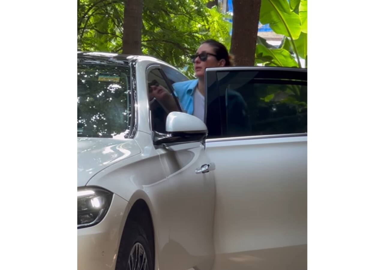 कार में बैठकर निकलती नजर आईं करीना कपूर (Kareena Kapoor)