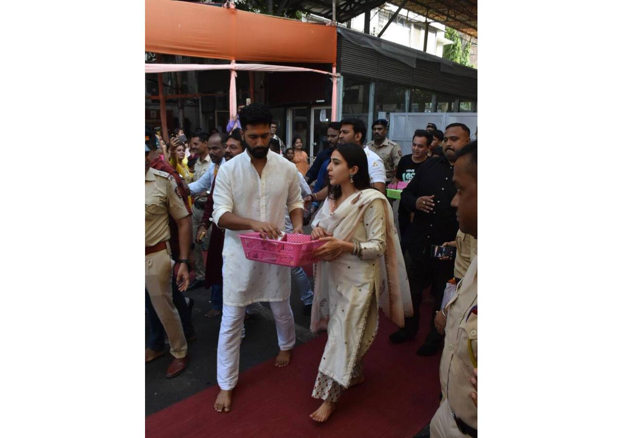 Sara Ali Khan and Vicky Kaushal's special gesture for paps