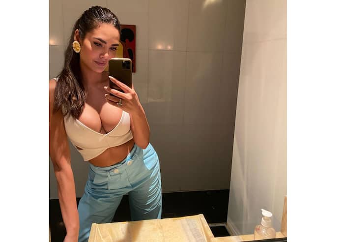 Esha Gupta's mirror selfie is point-on.