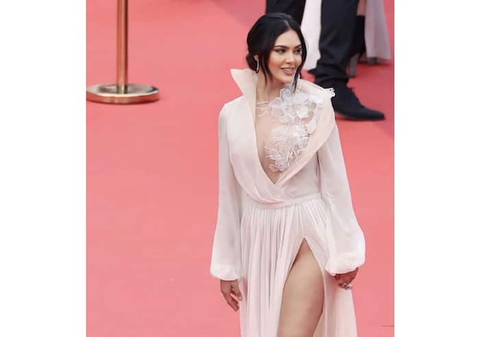 Esha Gupta's dangerously thigh-high slit dress from the Oscars grabbed all the eyeballs.