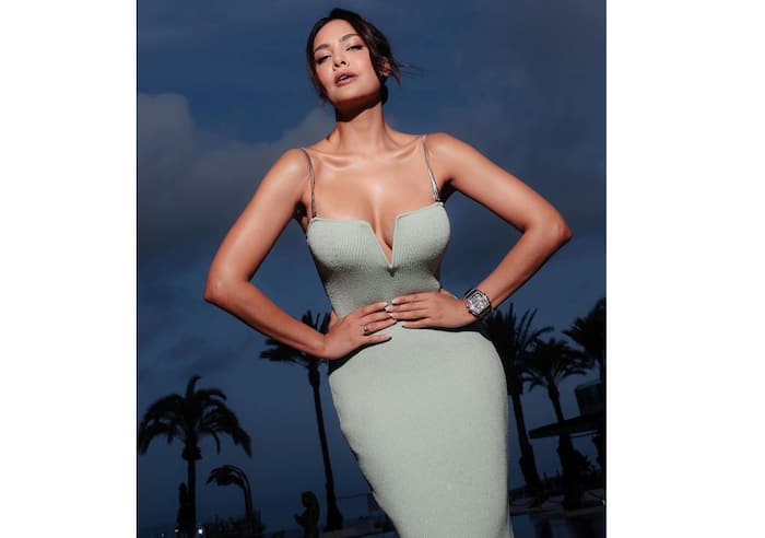 Esha Gupta flaunts her super hot body in a deep plunging neckline body hugging dress.