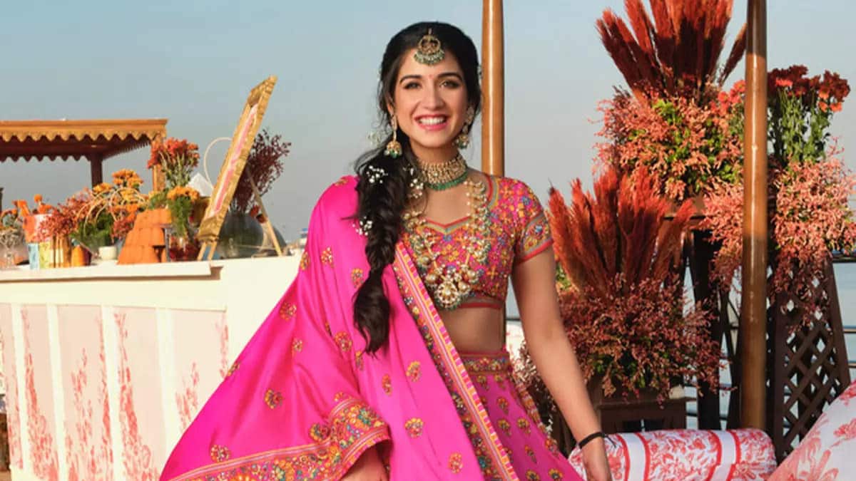 Amritsar Bride In Maroon Velvet Lehenga And Pastel Jewellery | Pastel  jewelry, Indian bride poses, Pre wedding photoshoot outdoor