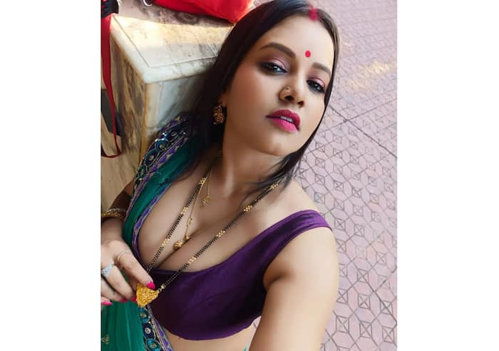 बिंदी लगाए नजर आईं प्रिया गामरे