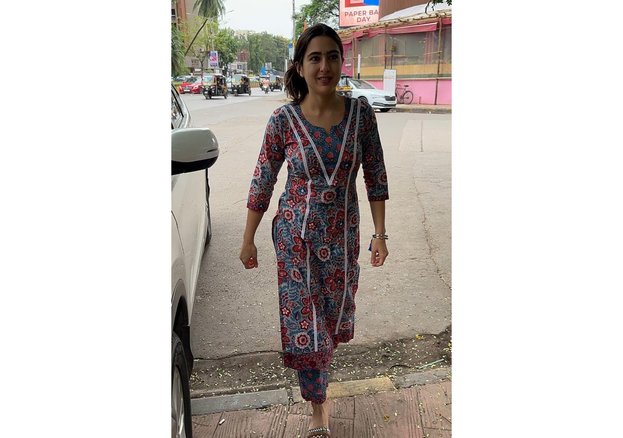 सारा अली खान ने अपने बालों की बनाई पोनी सारा अली खान ने अपने बालों की बनाई पोनी