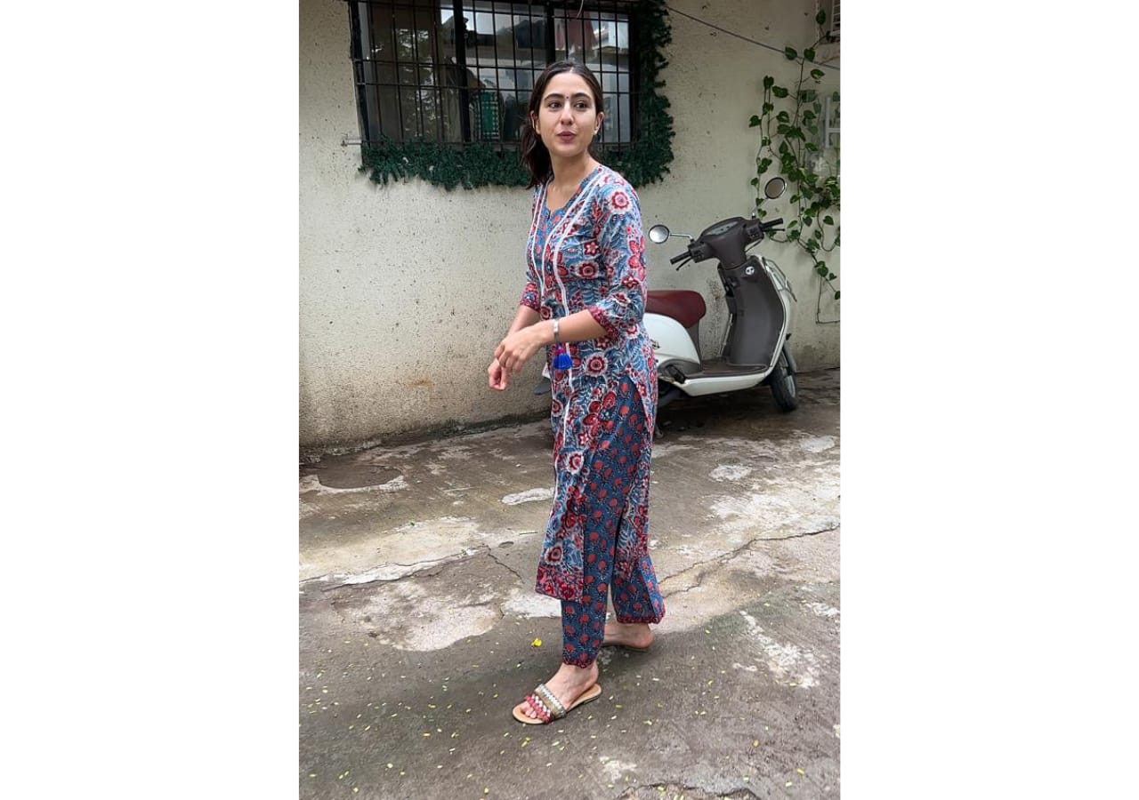 सारा अली खान ने मुड़- मुड़कर पैपराजी को दिए पोज सारा अली खान ने मुड़- मुड़कर पैपराजी को दिए पोज