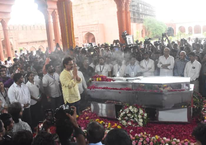 Nitin Desai Funeral: Aamir Khan offers prayers