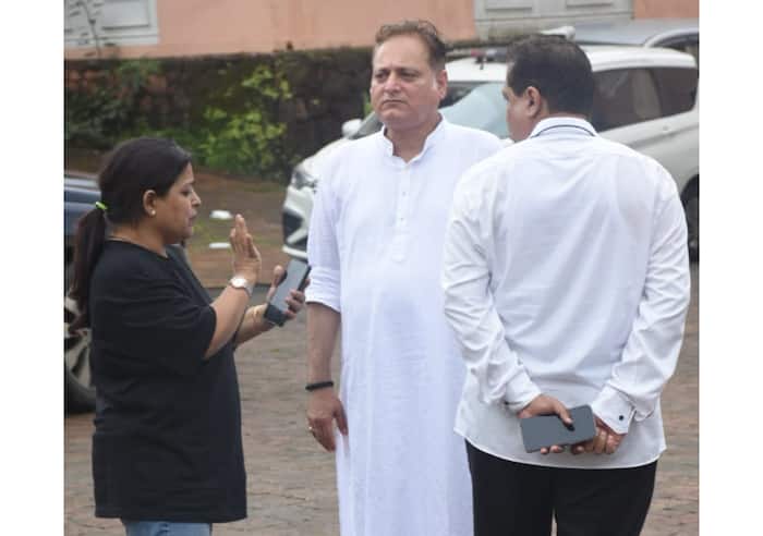 Nitin Desai Funeral: Manoj Joshi offers prayers 