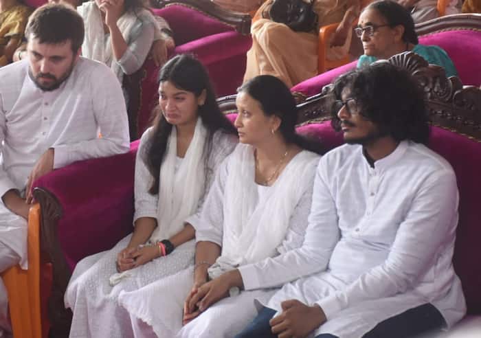 Nitin Desai  Funeral: Daughter seems inconsolable 