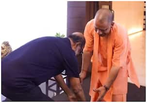 Rajinikanth ने छुए यूपी सीएम योगी आदित्यनाथ के पैर, लोगों ने कर डाला ट्रोल