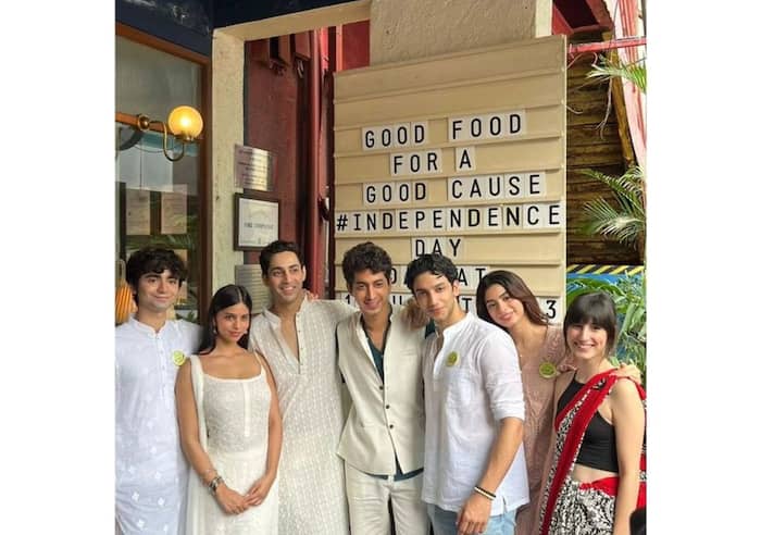 'द आर्चीज' के स्टार्स ने साथ में दिए पोज