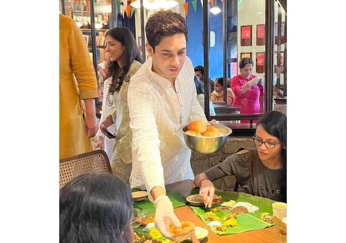 अगस्त्य नंदा ने लोगों को खिलाया खाना