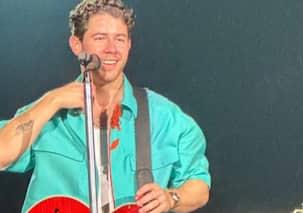 म्यूजिक कॉन्सर्ट में निक जोनस पर फीमेल फैन ने फेंकी ब्रा, वीडियो हुआ वायरल