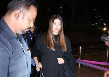 Aaradhya Bachchan Holds Mom Aishwarya Rai Tight as They Walk Through  Paparazzi at Airport, Watch - News18