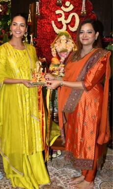 Esha Gupta seeks blessings at CM Eknath Shinde's Ganpati; her desi look will leave you in awe