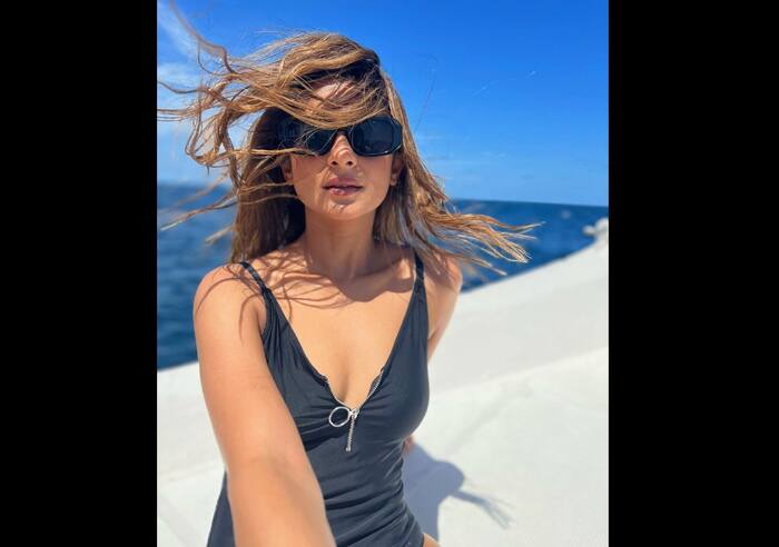 जेनिफर विंगेट ने डीपनेक मोनोकिनी में मारे किलर पोज