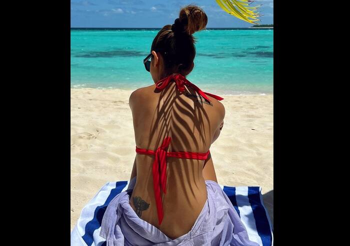 जेनिफर विंगेट ने फ्लॉन्ट की ग्लैमरस पीठ