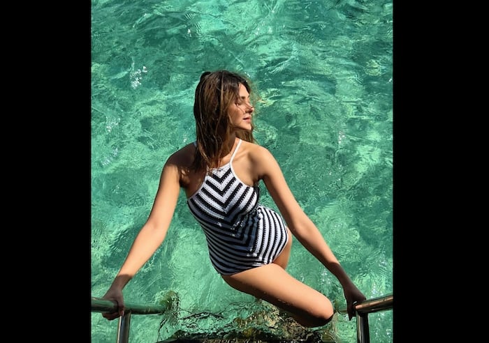 मोनोकिनी में कर्वी फिगर दिखाती दिखीं जेनिफर विंगेट