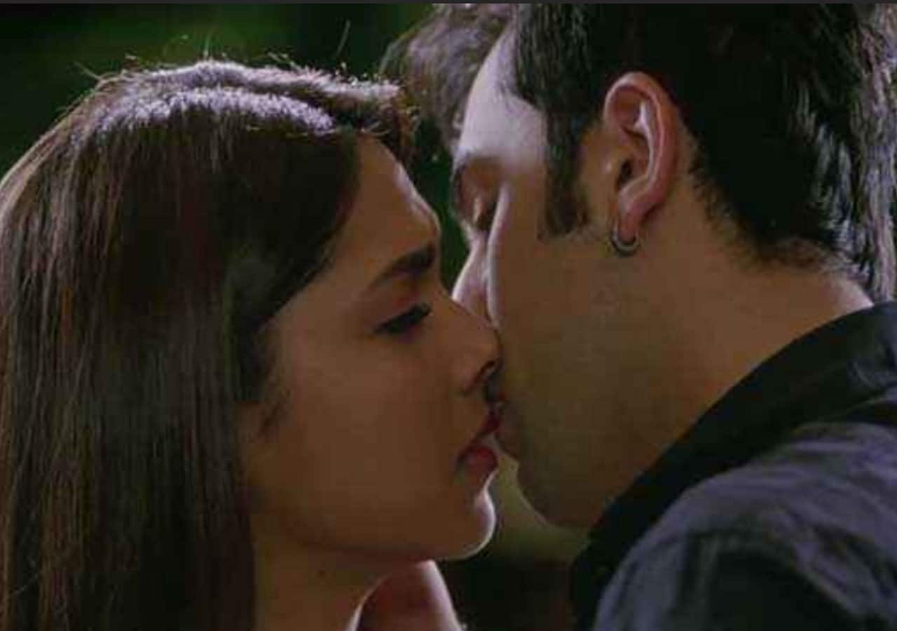Ranbir Kapoor and Deepika Padukone kiss in Yeh Jawaani Hai Deewani