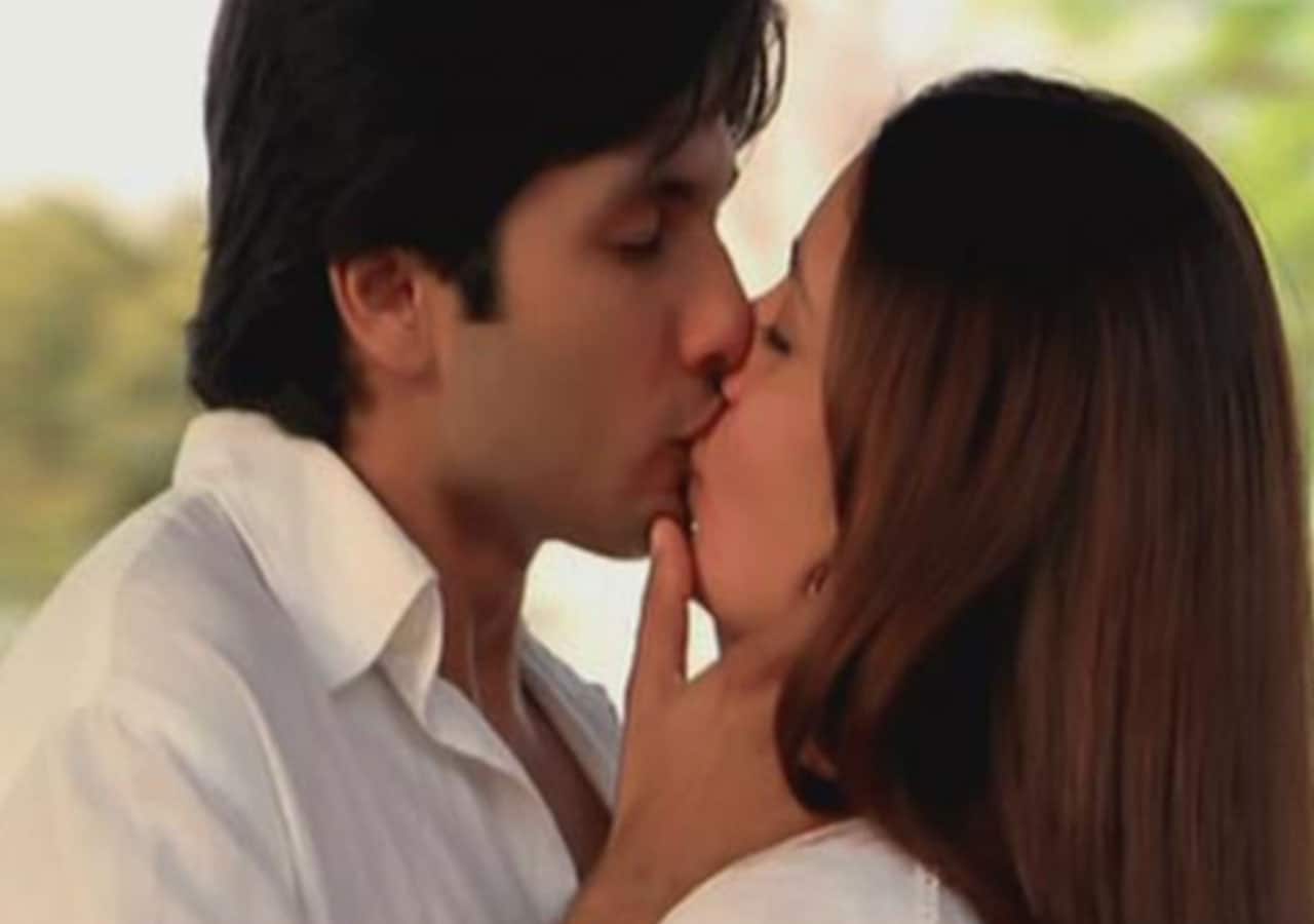 Shahid Kapoor and Kareena Kapoor Khan kissing scene in Jab We Met