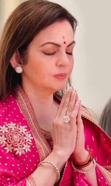 Mukesh Ambani, Nita Ambani and family visit Lalbaugcha Raja; seek divine blessings