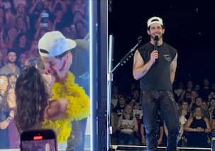 Nick Jonas ने सबके सामने Priyanka Chopra को किया लिप किस, लोगों ने कहा- 'निक जीजू बेस्ट'