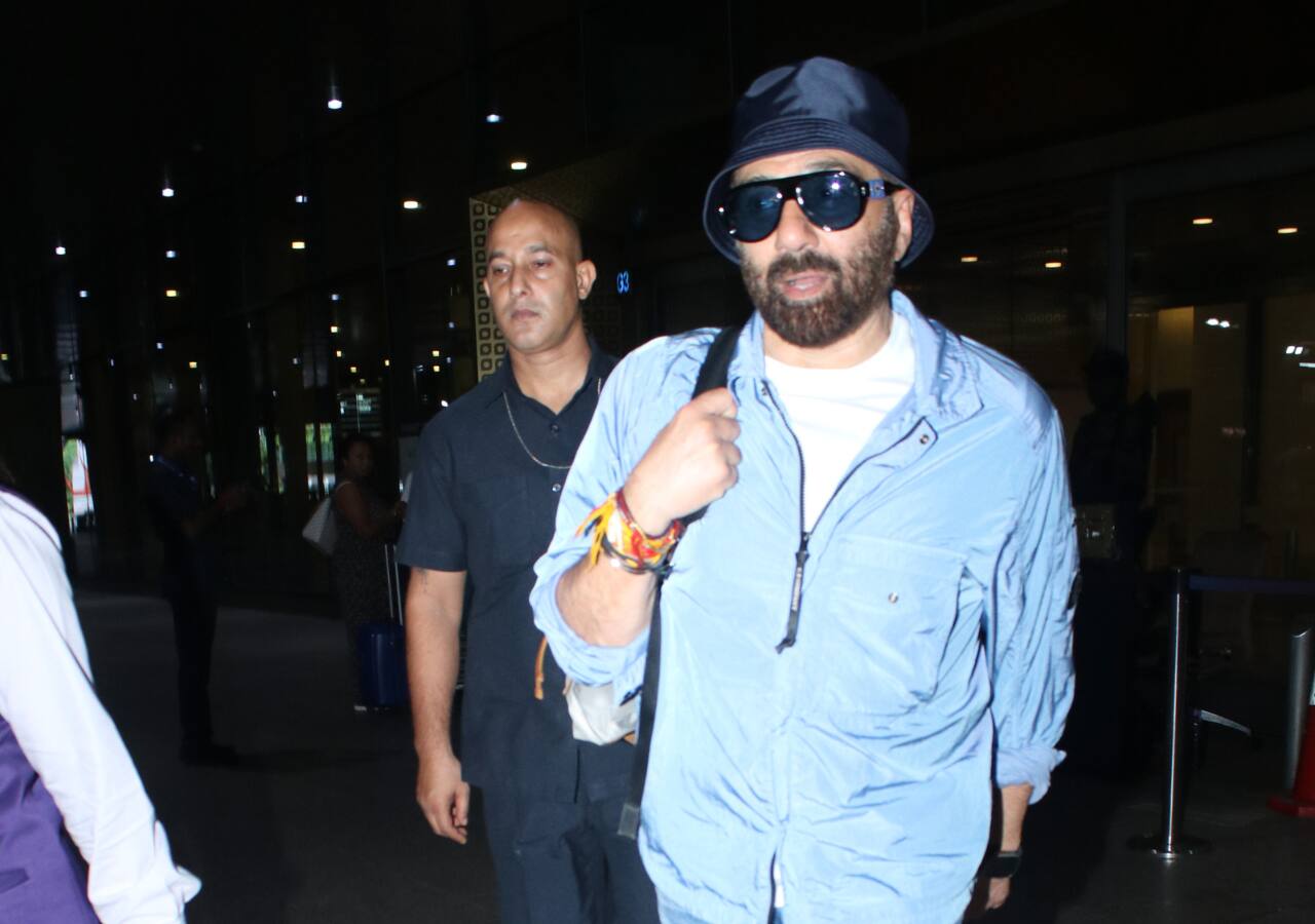 बैग लिए दिखे सनी देओल (Sunny Deol)
