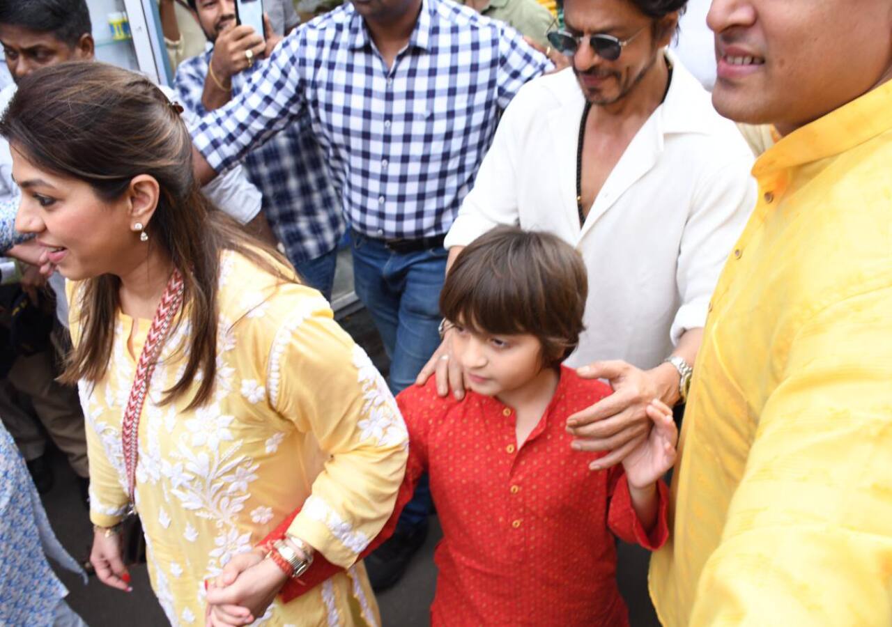 पिता का हाथ थामे नजर आए नन्हें अबराम (AbRam)