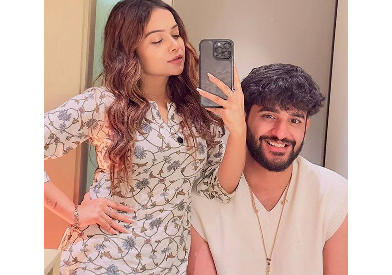अभिषेक (Abhishek Malhan) संग मिरर सेल्फी लेती नजर आईं मनीषा रानी (Manisha Rani)