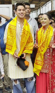 Ganesh Chaturthi 2023: Urfi Javed and Pratik Sehajpal visit Siddhivinayak to seek blessings, former's face jewellery steals the show