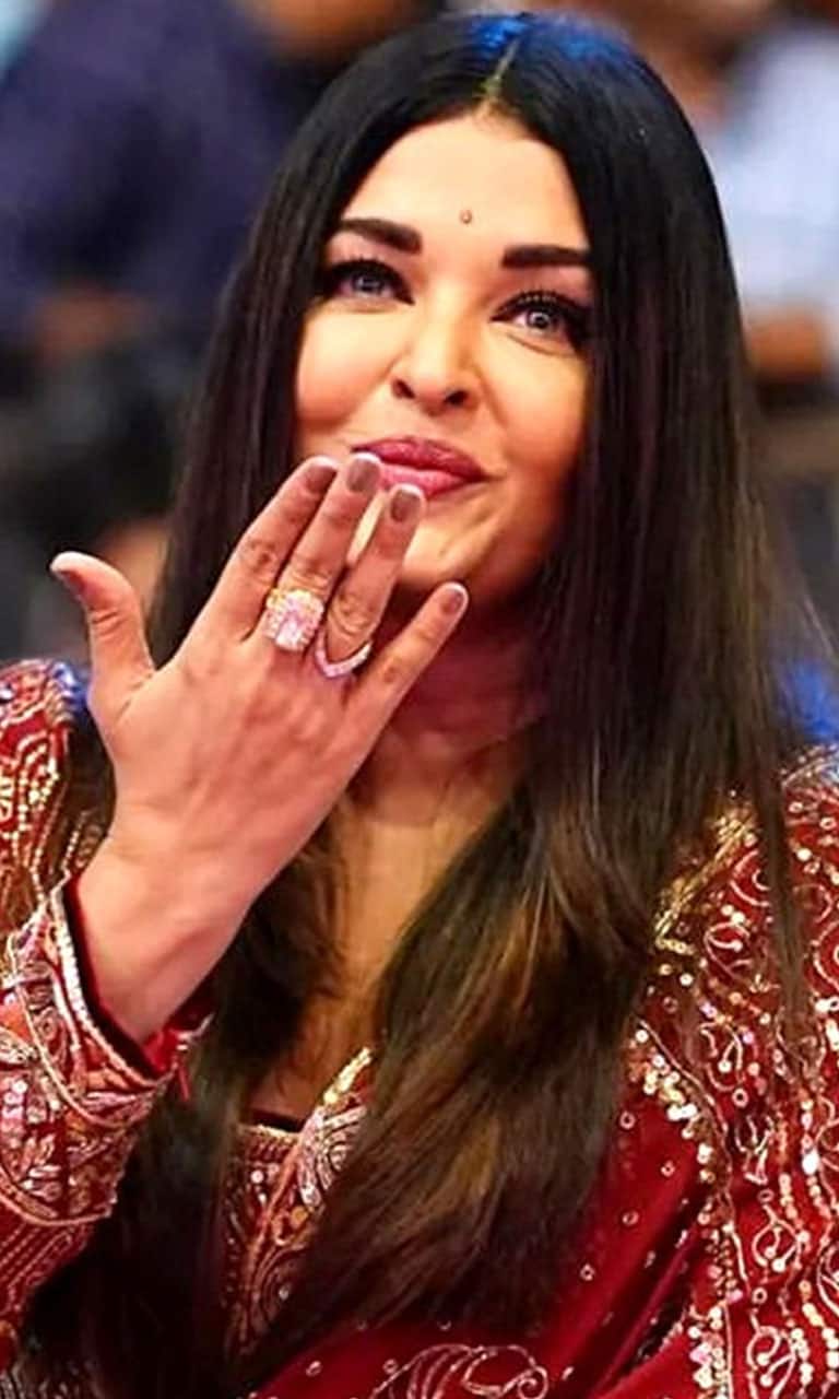 Aishwarya Rai's Missing Wedding Ring Grabs Eyeballs, Bachchans Look  Uncomfortable At 'Archies' Event