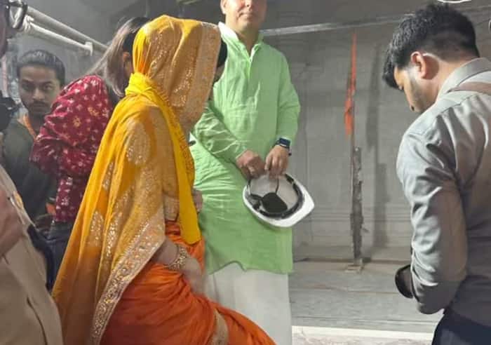 पारंपरिक लिबास में मंदिर पहुंचीं कंगना रनौत