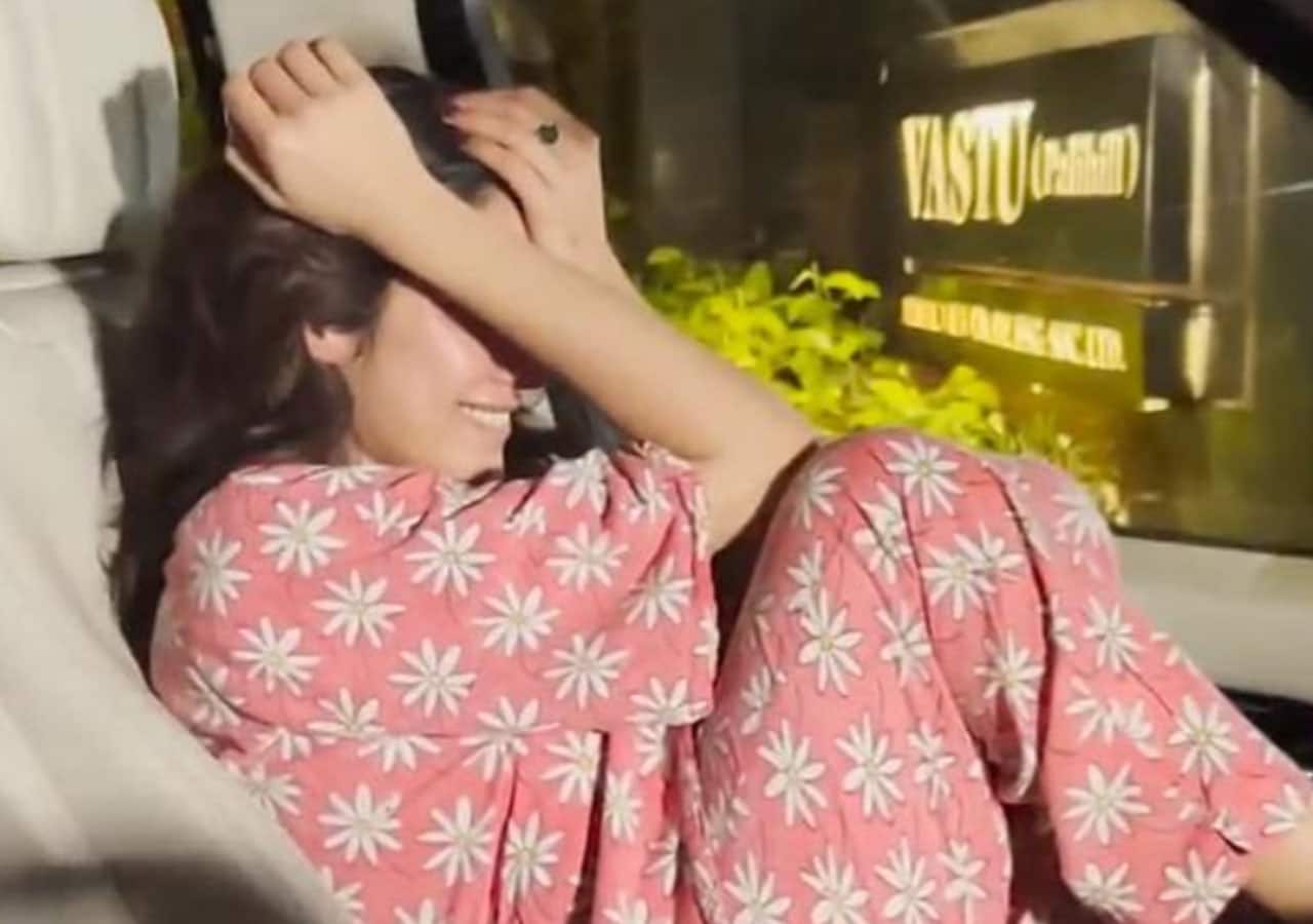 Janhvi Kapoor hides her face from the paps