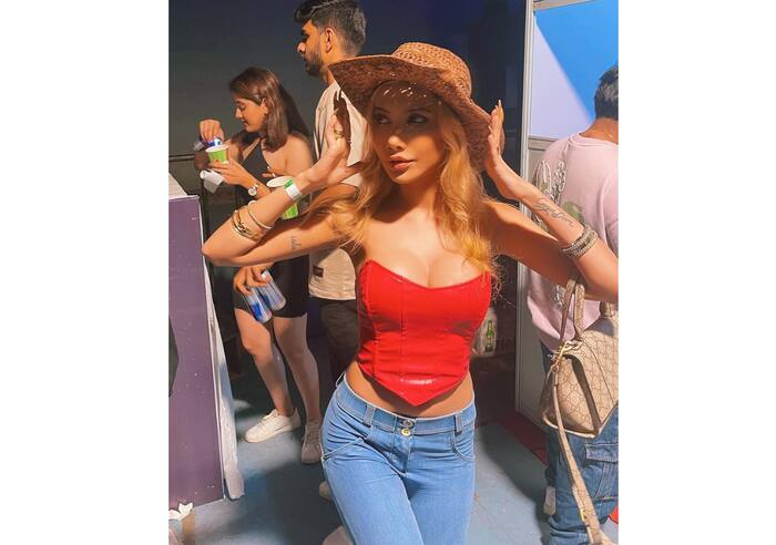 इस ड्रेस में दिखीं साक्षी चोपड़ा