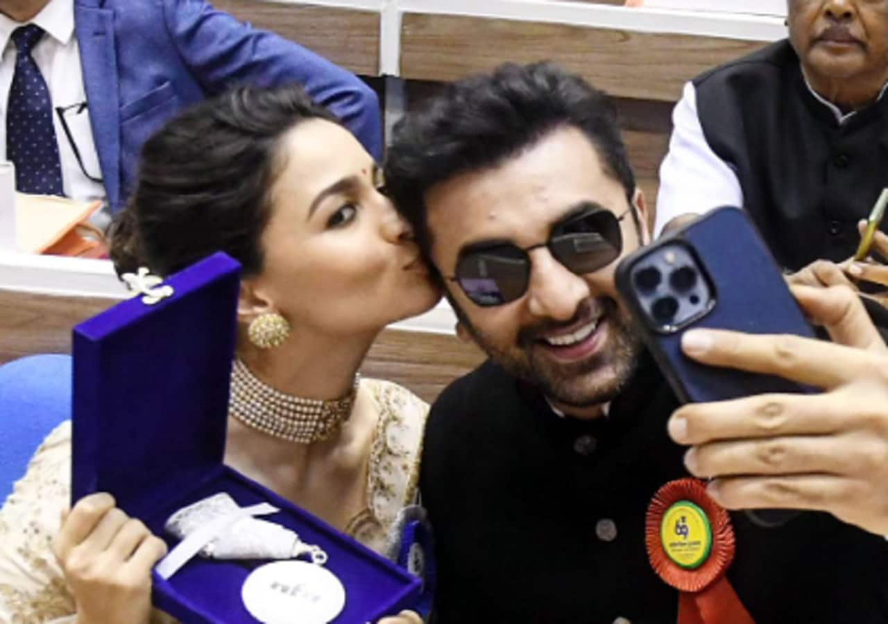 Alia Bhatt Kisses Ranbir Kapoor After Winning National Award Netizens Shocked At Their Pda 6703