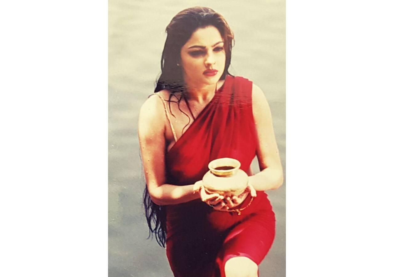 Mamta Kulkarni has given lots of bold scenes in movie Divine Temple Khajuraho