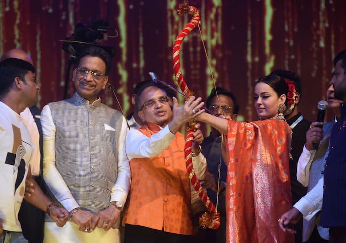 कंगना रनौत (Kangana Ranaut) ने चलाया बाण