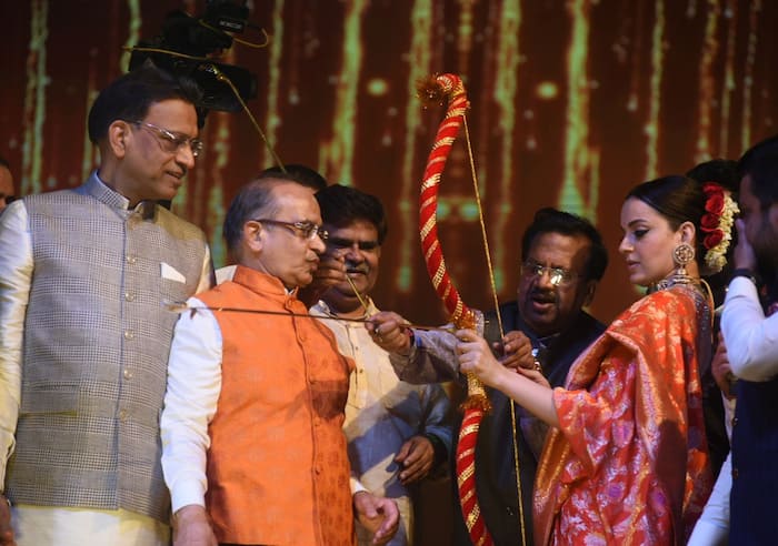 कंगना रनौत के साथ मौजदू थे कई लोग